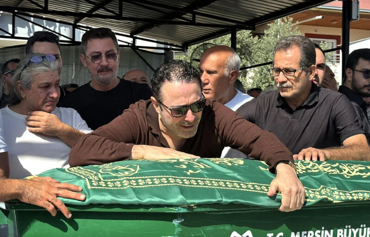 Sezen Taş'ın cenazesi daha sonra gözyaşları arasında toprağa verildi.