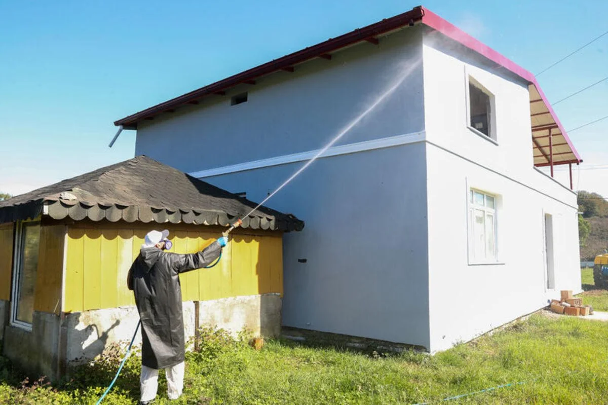 İlaçlama sırasında dikkat edilmesi gereken noktalara değinen Bilgin, evlerin ve diğer yapıların çevresiyle çatı araları ve pencere pervazları gibi zararlının saklanabileceği alanlara yoğunlaşılması gerektiğini belirtti.