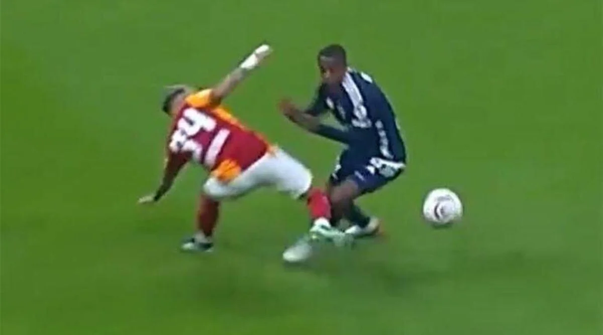 Eski hakemler Galatasaray - Kasımpaşa maçındaki pozisyonları değerlendirdi: Penaltı ve kırmızı kart yorumu! — 4. fotoğraf