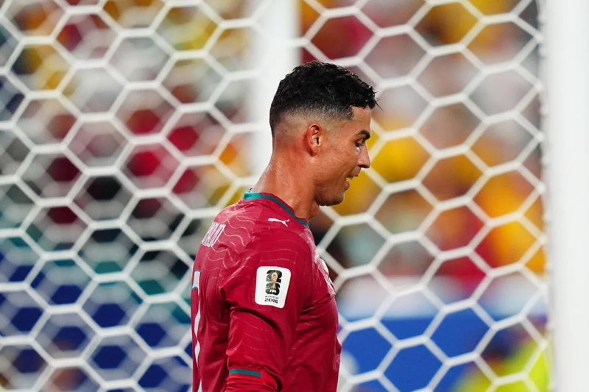Portekiz Futbol Federasyonu'ndan yapılan açıklamada Cristiano Ronaldo hakkında disiplin soruşturması başlatıldığı ve yıldız futbolcunun geçici olarak kadro dışı bırakıldığını belirtildi.