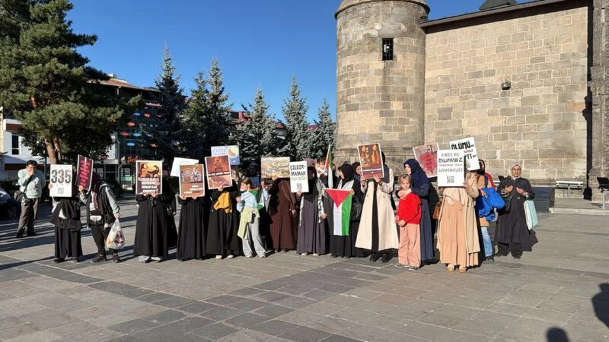Erzurum'da sağlık çalışanları Gazze için yürüyüşlerini 152. haftada da sürdürdü — 6. fotoğraf