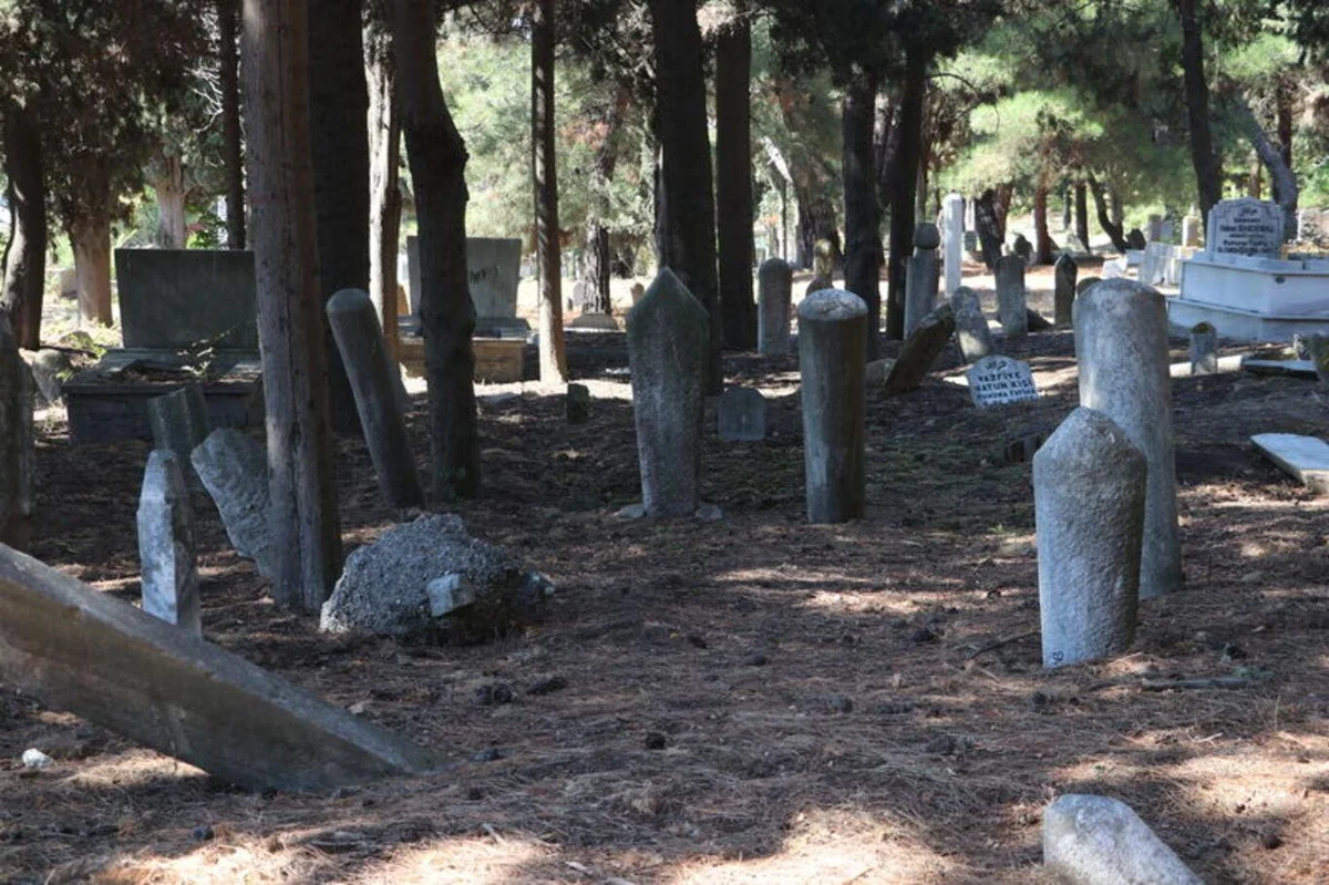 Çalışmalar kapsamında Türk-İslam dönemine ait mezar taşları ve kitabeler kayıt altına alınıyor.