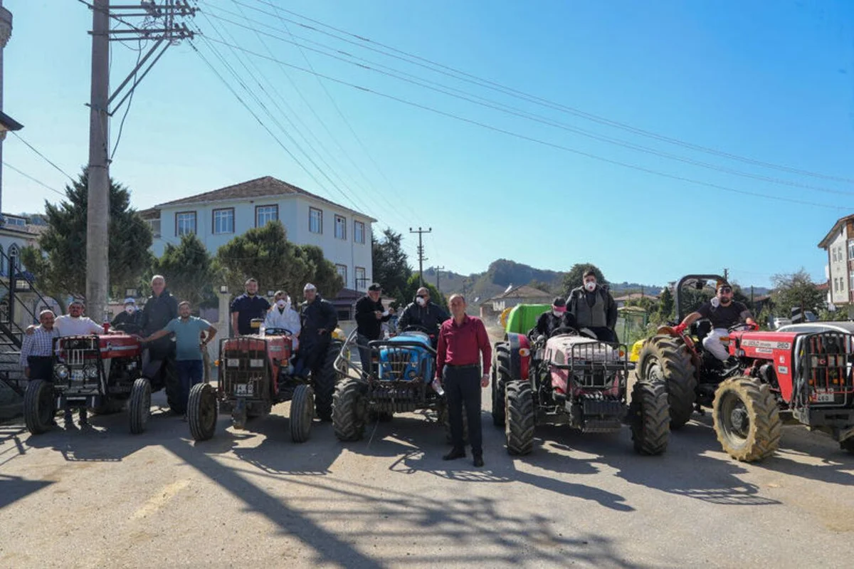 Demiraçma Mahallesi'nde traktörlere bağladıkları ilaçlama makineleriyle sokak sokak dolaşan mahalle sakinleri, evlerin ve tarımsal yapıların çevresinde ilaçlama yaparak zararlının kışlak alanlarına yerleşmesini önlemeye çalıştı.