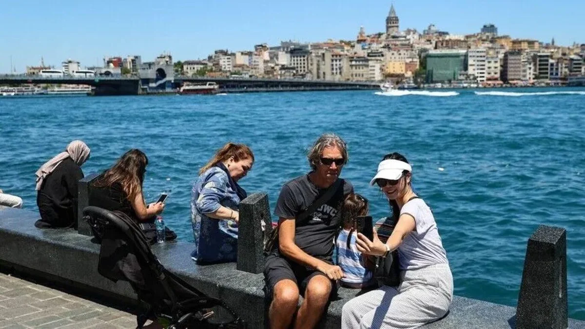 İSTANBUL 15°C, 25°C Az bulutlu ve açık İZMİR 16°C, 28°C Az bulutlu ve açık ANKARA 10°C, 25°C Az bulutlu ve açık