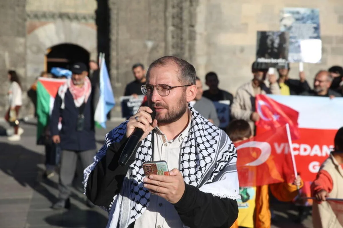 Grup adına açıklama yapan aile hekimi Ahmet Kar, 152 haftadır yürüyüşe devam ettiklerini belirterek, sebat için en güçlü dayanaklarının Gazze'deki Müslümanların Ekim 2023'ten bugüne kesintisiz şekilde arzdan arşa şehadete koşmaları olduğunu söyledi.