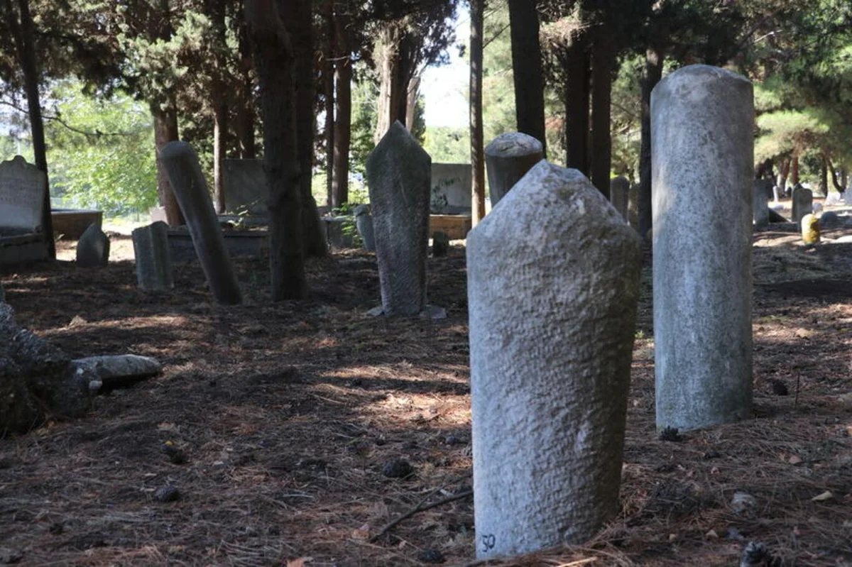 Kaya, mezar taşı kitabelerinin dönemin şairlerinin duygu ve düşüncelerini aktardıkları metinler olduğunu dile getirdi.