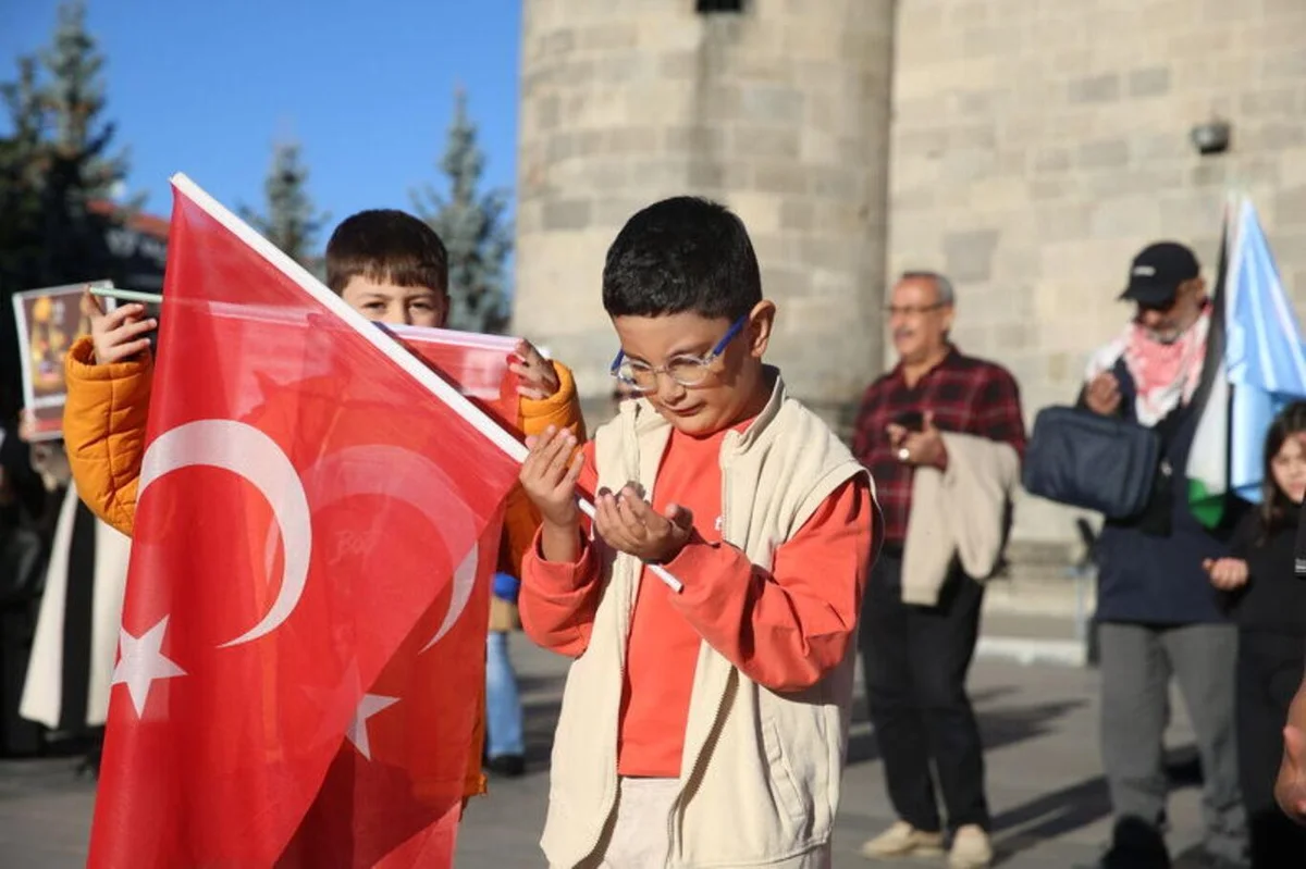 Erzurum'da sağlık çalışanları Gazze için yürüyüşlerini 152. haftada da sürdürdü — 3. fotoğraf