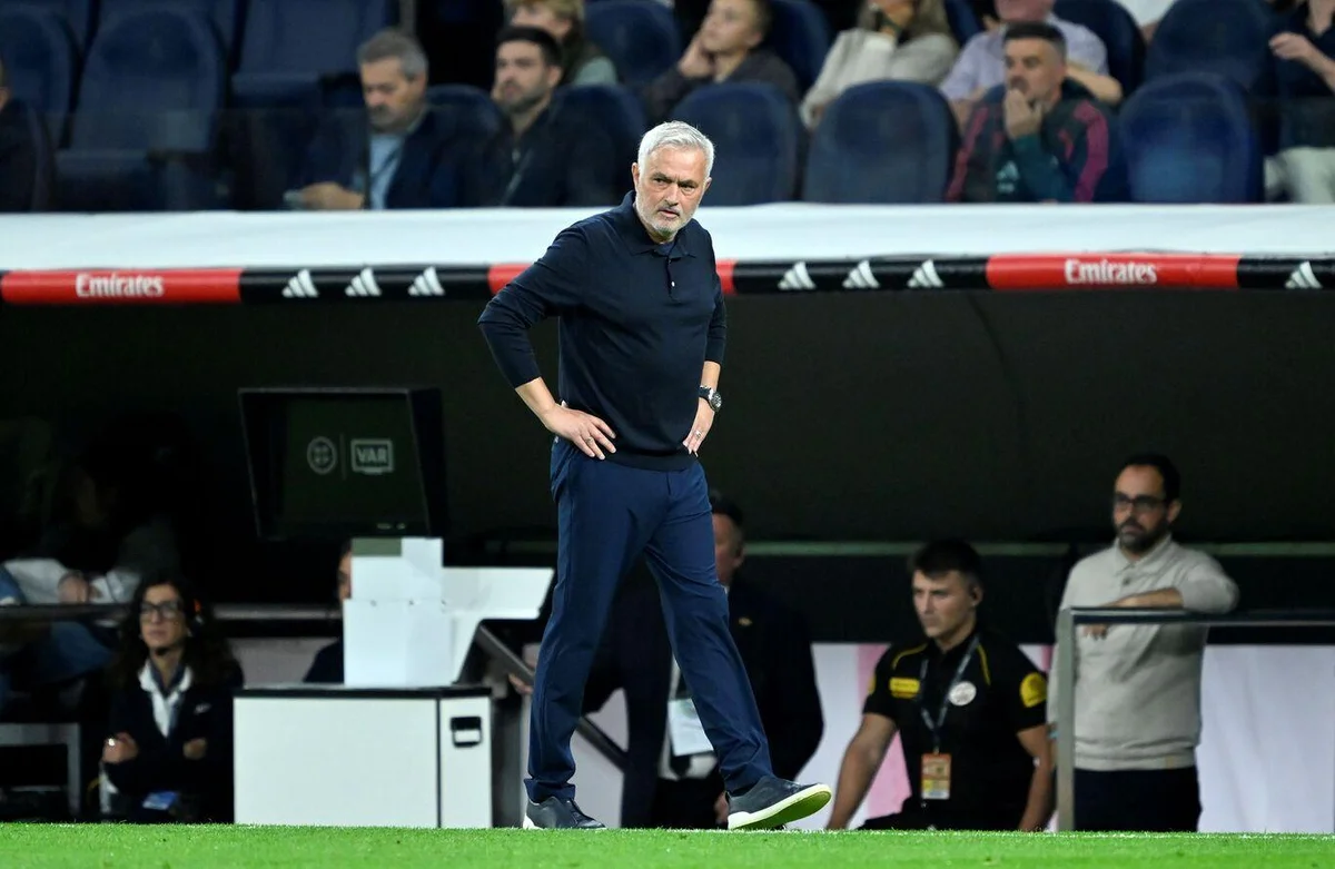 İspanyol gazetesi Marca'nın haberine göre; yapacağı yorumların ceza almasına yol açabileceği endişesi taşıyan Mourinho, konuyla ilgili olarak, "Sevilla ve Barcelona maçlarında yedek kulübesinde olmak istediğim için konuşmayacağım." ifadelerini kullandı.