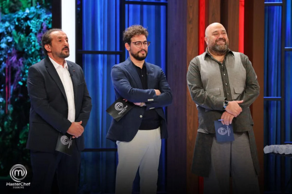 MASTERCHEF SON BÖLÜMDE NELER OLDU? MasterChef'te son dokunulmazlık oyununu mavi takım kazandı. Bireysel dokunulmazlık oyununu Muhammed kazandı. MasterChef'te 7. eleme adayı Enes olurken, 8. eleme adayı Kübra oldu.