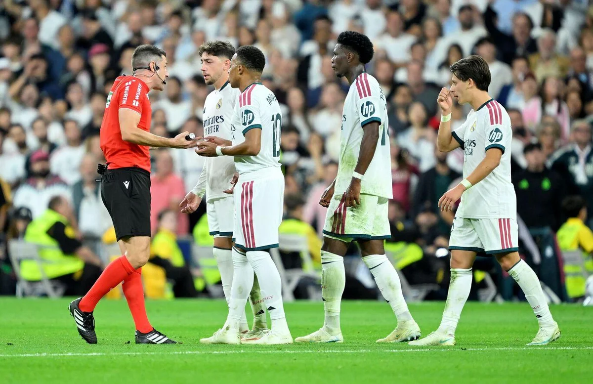 Brezilyalı yıldızın gol öncesi Nathan Saliba'nın saçlarını çektiğine hükmeden hakem Isidro Diaz de Mera Escuderos, Vinicius'a direkt kırmızı kart gösterdi.