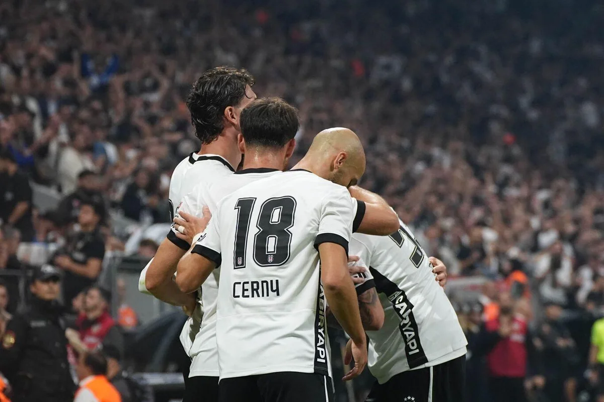 Ligde Eyüpspor, Arca Çorum FK ve Erzurumspor FK'nin ardından Kocaelispor'u yenen Beşiktaş, Avrupa'da da Midtjylland, Hradec Kralove, Kauno Zalgiris ve Olimpik Marsilya'yı yendi. Siyah-beyazlı ekip, bu maçlarda 21 gol atarken kalesinde 4 gol gördü.