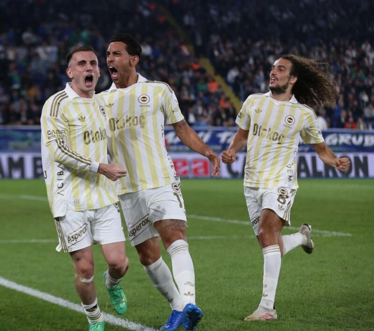 Avrupa'nın kulüpler düzeyindeki en büyük futbol organizasyonuna 18 yıl sonra elemelerden katılan Fenerbahçe, ilk maçında sahasında İtalya'nın Roma ekibiyle 1-1 berabere kaldı.