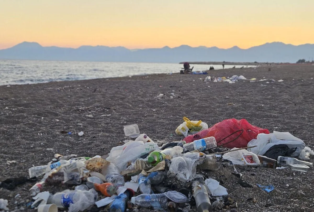 Çöp kutularının bulunmadığı sahilde plastik su şişeleri, cam içecek şişeleri, tek kullanımlık tabak ve bardaklar, yiyecek kapları, ambalajlar ve poşetler, kumsala bırakıldı.