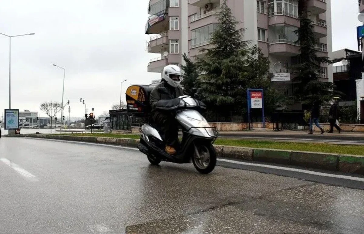 Motosiklet ve türevi iki tekerlekli tüm araçların trafiğe çıkışları 14.10.2026 Çarşamba Günü saat 21.00’dan itibaren, ikinci bir talimata kadar yasaklanmıştır"