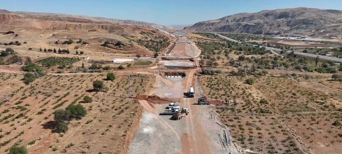 Bakan Uraloğlu, Delice’den başlayarak Çorum ve Merzifon üzerinden Samsun’a ulaşacak 293 kilometrelik yeni hızlı tren hattının 120 kilometrelik Delice-Çorum kesiminde çalışmaların sürdüğünü belirtti.