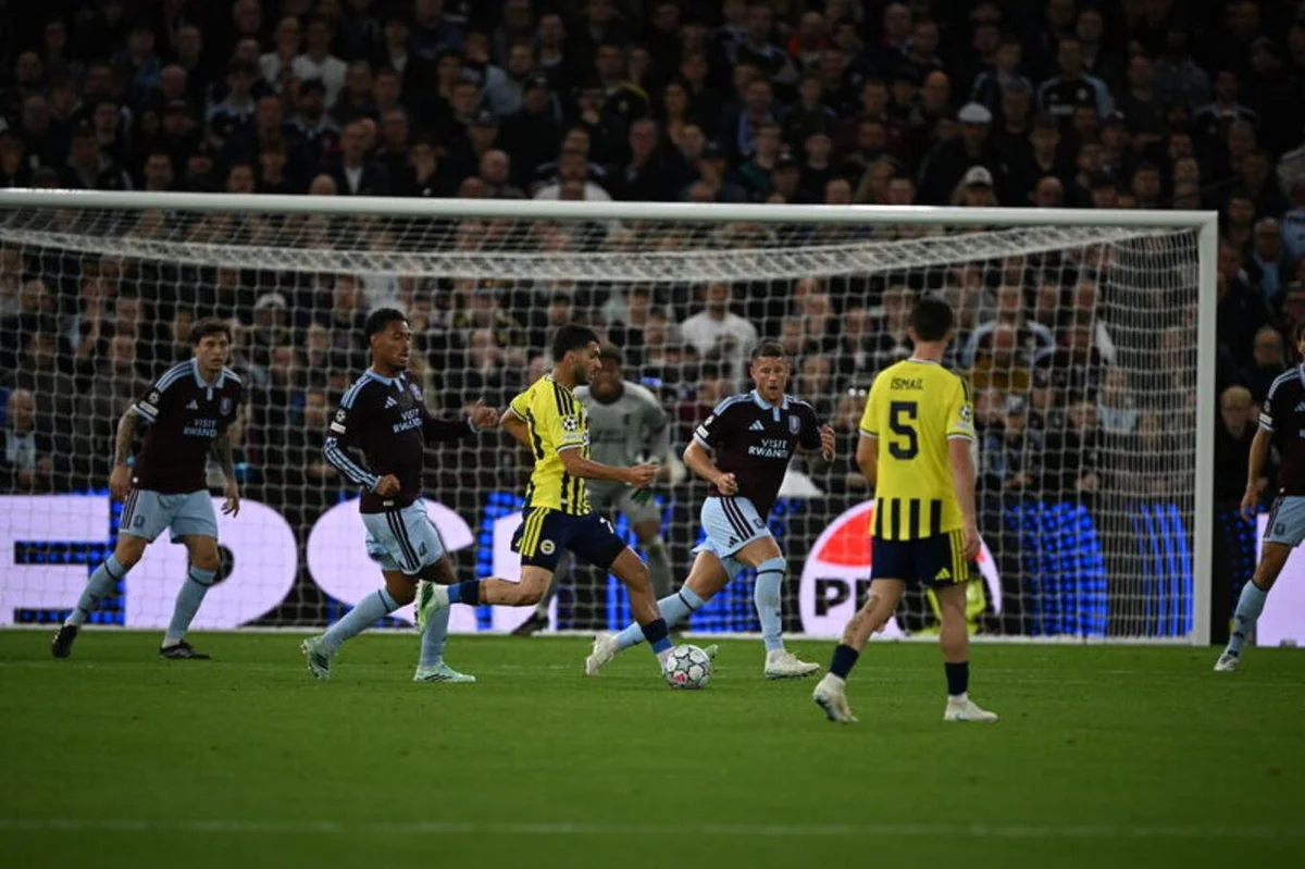 İki takım geçen sezon UEFA Avrupa Ligi'nde eşleşti. Kadıköy'de oynanan mücadeleyi Aston Villa 1-0 galip tamamladı. İki takımın arasındaki 4. maçı da Aston Villa 6-0 kazanırken, sarı-lacivertliler rakibine gol atamadan 4. yenilgisini yaşadı.