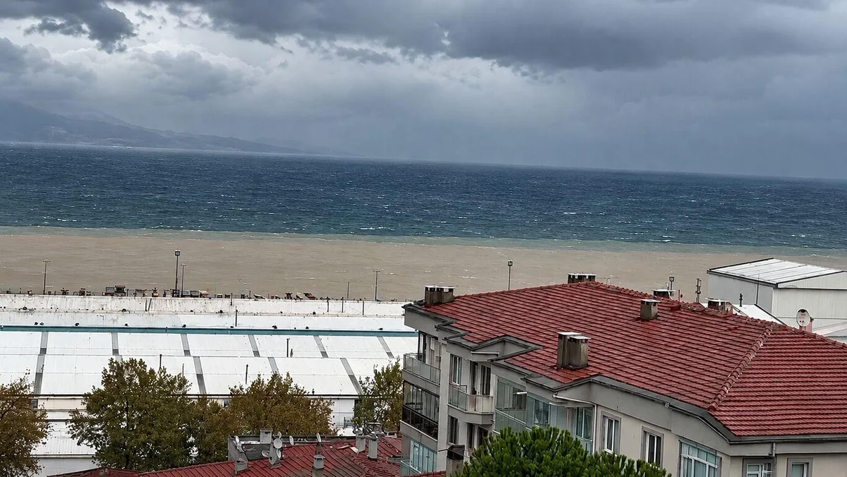 İstanbul, Bursa ve Ordu'da sağanak alarmı sonrası deniz kahverengiye döndü: Kıyılarda son durum — 9. fotoğraf