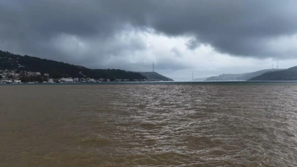 Kentte önceki gün akşam saatlerinde başlayan, dün etkisini artıran ve bugün de aralıklarla süren sağanak, Boğaz'ın bazı noktalarında deniz suyunun renginin değişmesine neden oldu.
