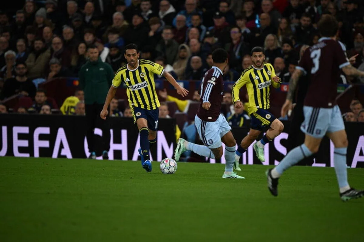 GREENWOOD'A TEPKİ Fenerbahçe'nin İngiliz futbolcusu Mason Greenwood, Aston Villa deplasmanında tepki gördü. Yıldız oyuncu, topu ayağına her aldığında Aston Villa taraftarı ıslıklarla oyuncuya tepki gösterdi.