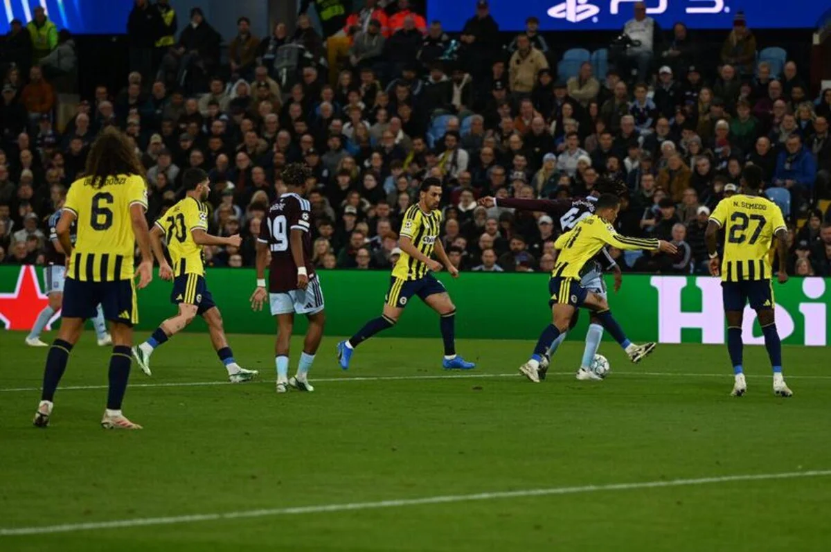 34 YIL SONRA EN FARKLI YENİLDİ Sahadan 6-0 mağlup ayrılan Fenerbahçe, 34 yıl sonra Avrupa'da en farklı yenilgisini aldı. Sarı-lacivertliler, 1992 yılında Sigma Olomouc karşısında 7-1 mağlup olmuştu.