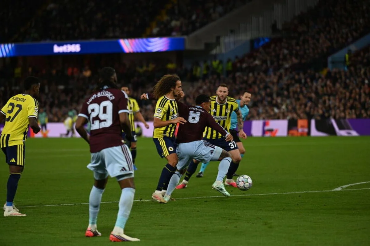 OĞUZ DİREĞİ GEÇEMEDİ Fenerbahçe'nin milli oyuncusu Oğuz Aydın, önemli bir pozisyonda direğe takıldı. İlk yarının sarı-lacivertliler adına en etkili performansına imza atan Oğuz'un 34. dakikadaki şutunda top üst direğe çarparak auta gitti.