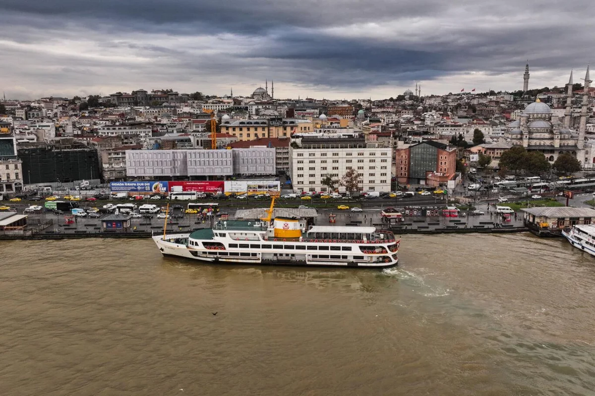 Deniz yüzeyindeki renk değişiminin, Eminönü kıyılarından Topkapı Sarayı açıklarına kadar uzanan alanda etkili olduğu görüldü.