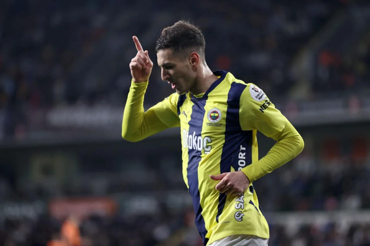 F.BAHÇE'DE TEK EKSİK Fenerbahçe'de Corendon Alanyaspor maçı öncesinde tek eksik bulunuyor. Ameliyat edildiği için uzun süredir sahalardan uzak kalan Mert Müldür, yarın oynanacak müsabakada da kadroda olmayacak.