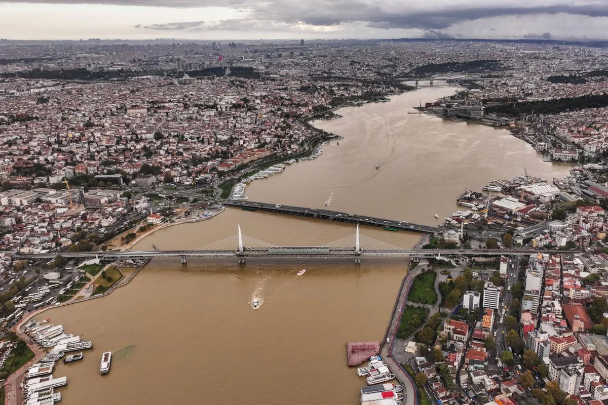 Yağışla birlikte karadan taşınan çamurlu suyun denize karışması sonucu, Boğaz'ın kıyı kesimlerinde kahverengi görünüm oluştu.