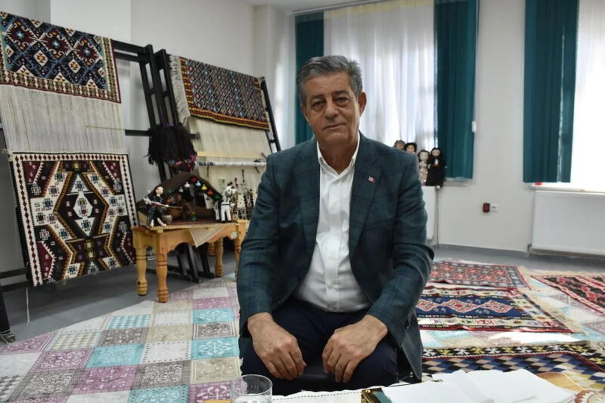 Şırnak Belediye Başkanı Mehmet Yarka, özellikle kadın ve gençler üzerine yoğunlaştıklarını, ilk olarak hayata geçirdikleri projeyle kadınlara yönelik 4 katlı binada Kadın Sanat ve Mesleki Eğitim Merkezini hizmete açtıklarını söyledi.