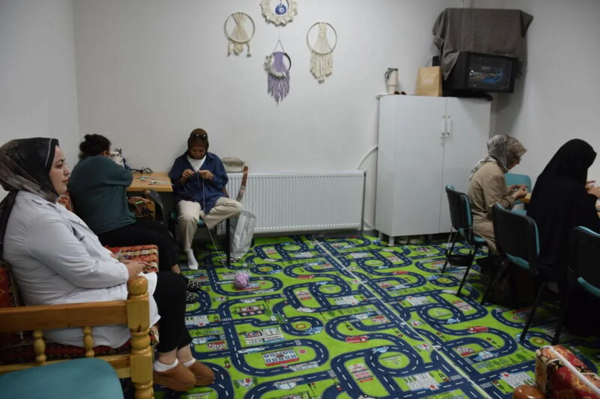 Şimdiye kadar yaklaşık 10 bin kadının yararlandığı merkezde, toplam 750 saatlik kurs sonunda ustalık belgesini alan kadınlar, iş yeri açabiliyor ya da usta öğretici olabiliyor.