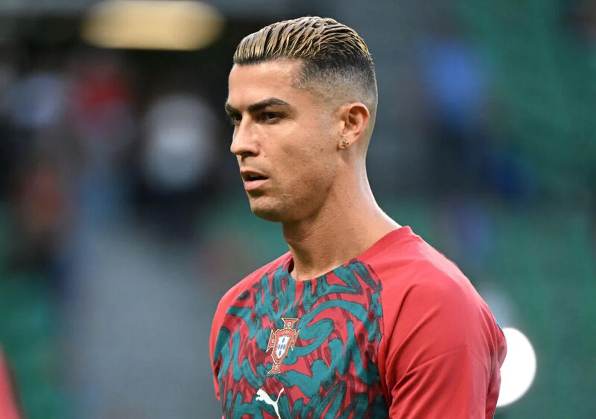 Portekiz Futbol Federasyonu, teknik direktör Jorge Jesus'un süre vermemesi sebebiyle kampı izinsiz olarak terk eden Ronaldo'ya 30 gün hak mahrumiyeti ve 255 Euro para cezası verdi.