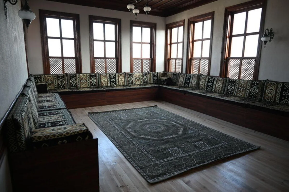Konya ve Afyonkarahisar mevlevihaneleri kadar önemli kabul edilen Edirne Mevlevihanesi'nin ilk postnişinin, Mevlana'nın torunu Celalettin Çelebi olduğu belirtiliyor.