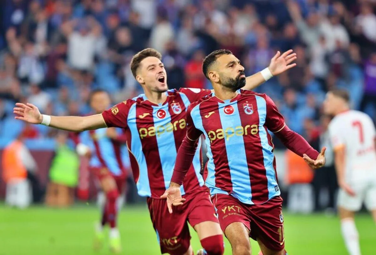 Basel, Chelsea, Fiorentina, Roma ve Liverpool formalarıyla farklı dönemlerde önemli başarılara imza atan Salah, Trabzonspor’daki performansıyla taraftarların gönlünde taht kurarken, şimdi Türkiye’de gol krallığı tacını takmayı hedefliyor.