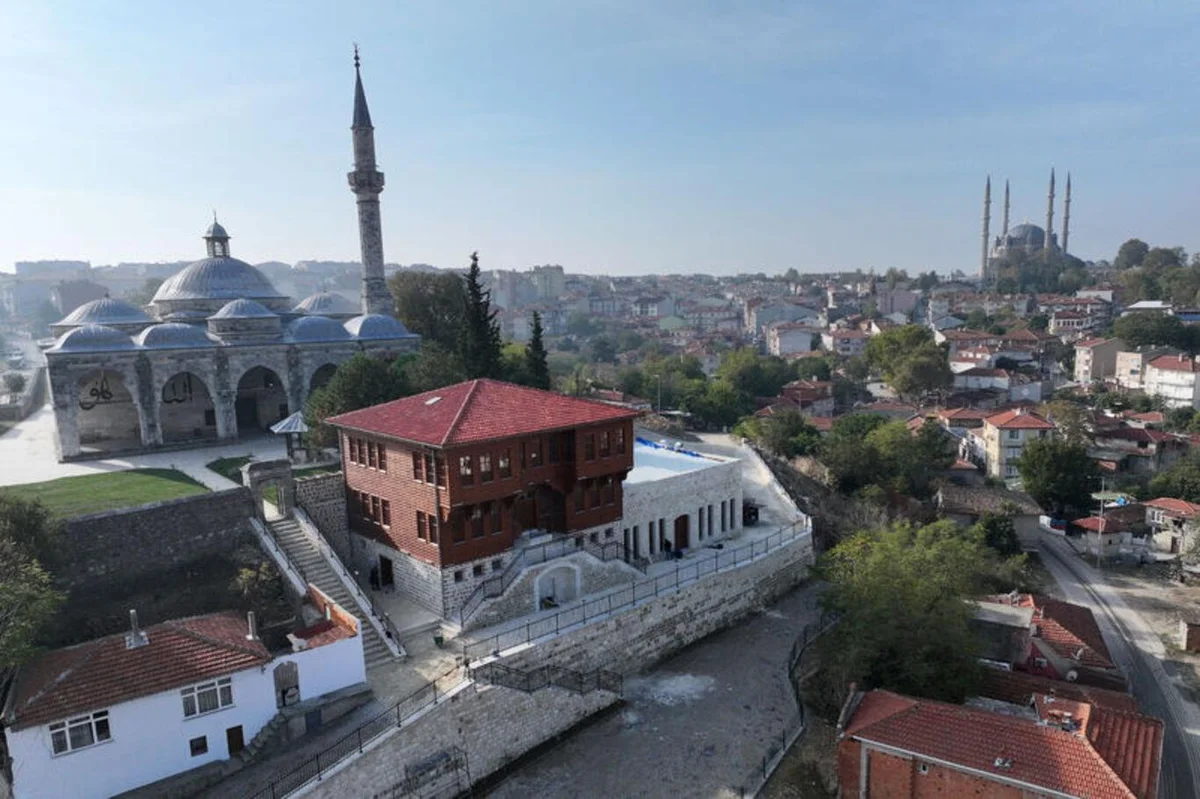 Muradiye Camisi'nin haziresinde, mevlevihanenin şeyhlerinden Celalettin Çelebi, Cemaleddin Çelebi, Mehmet Arif Dede, Osman Dede, Şair Neşati Dede, Seyyid Mahmut Dede, Mehmet Emin Dede, Ali Eşref Dede ve Süleyman Dede'nin mezarları bulunuyor.