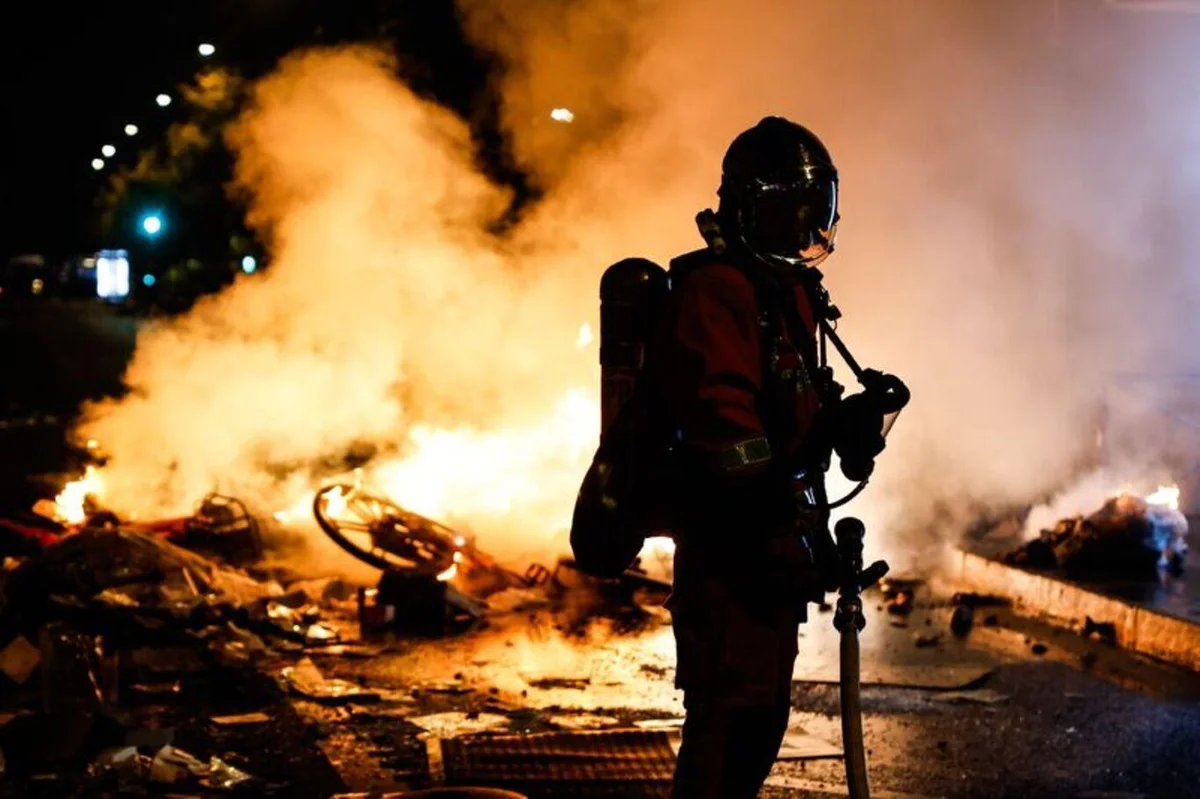 Öğrenciler, öğretmenler, veliler, sendikalar ve işçiler tarafından cumartesi günü düzenlenen protestoların odağında hayat pahalılığı vardı. Aynı konu, hafta sonu İtalya, Belçika ve Arnavutluk dahil Avrupa'nın başka ülkelerinde de gösterilere yol açtı.