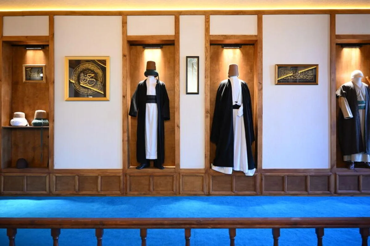 Çalışma alanlarına tasavvuf ve kültür dünyasının önemli isimlerinden Ahmed Neşati Dede, Ahmet Badi Efendi, Ali Eşref Dede, Enis Recep Dede ve Ord. Prof. Dr. Süheyl Ünver'in adları verildi.