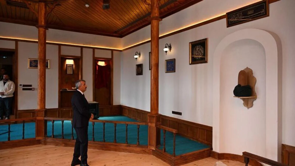 Vali Yunus Sezer, ihya çalışmaları tamamlanan tarihi Edirne Mevlevihanesi'nde açılış öncesi son hazırlıkları inceledi.