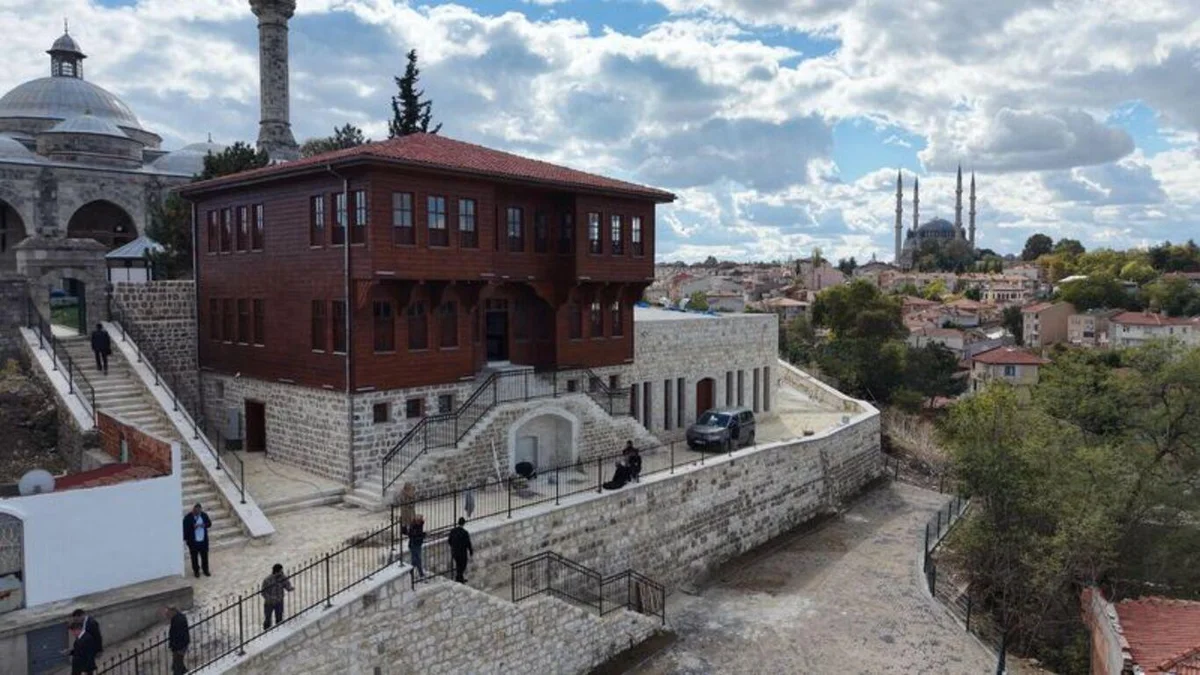 Yapının aslına uygun şekilde yeniden ayağa kaldırılması amacıyla gerçekleştirilen temel kazılarında ortaya çıkarılan izler doğrultusunda rölöve, restitüsyon ve restorasyon projeleri hazırlandı.