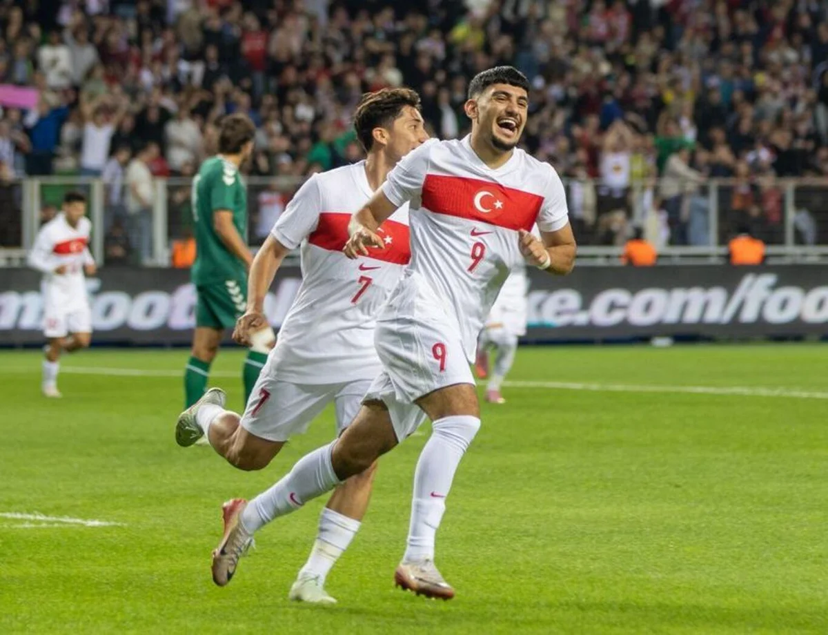 Berke Özer, bu sezon 6'sı Ligue 1 ve 2'si Şampiyonlar Ligi'nde olmak üzere 8 maçta forma giydi. Bu maçlarda 4 kez kalesini gole kapatan genç file bekçisi, 10 kez de gol yedi. Başar Önal ise sezon başından beri ligde 4 ve Avrupa'da da 1 maça çıktı.