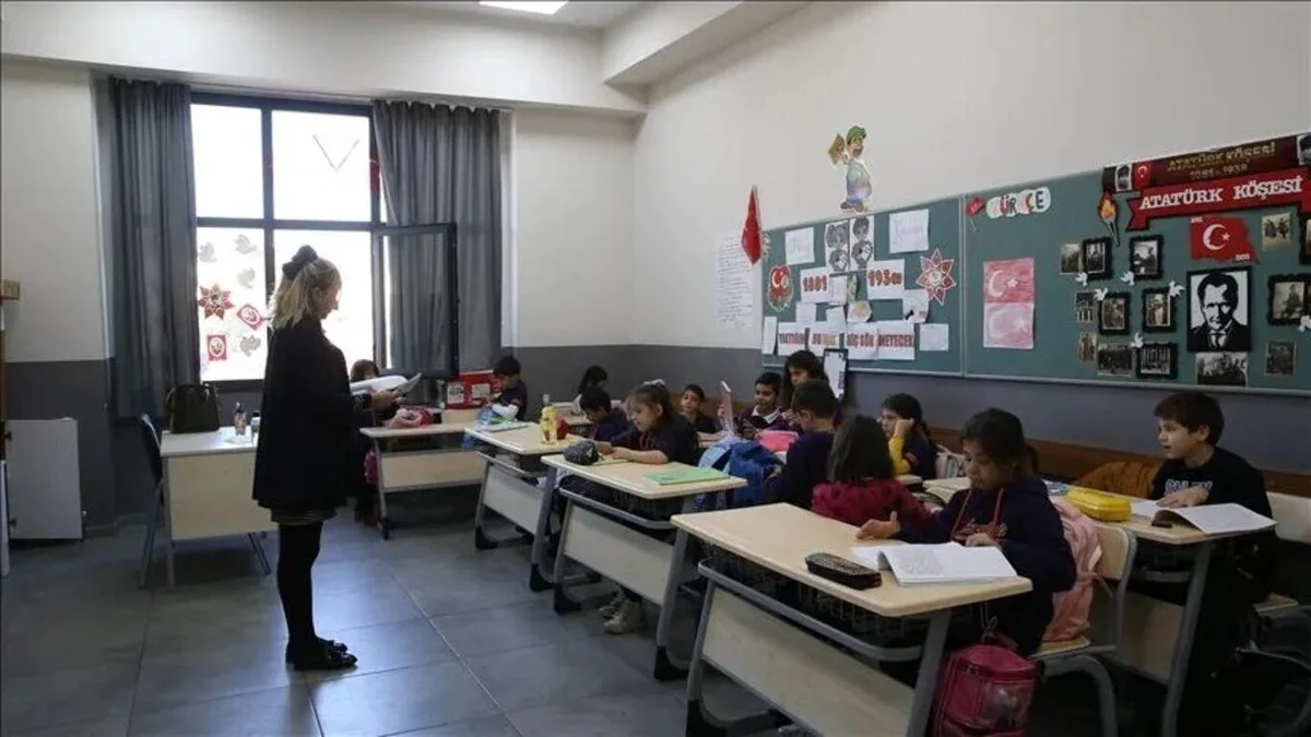 YARIYIL TATİLİ NE ZAMAN? Yarıyıl (sömestr) tatili 25 Ocak 2027 Pazartesi günü başlayacak ve 5 Şubat 2027 Cuma günü tamamlanacak. İkinci dönem ise 8 Şubat 2027 Pazartesi günü çalacak ders ziliyle başlayacak.