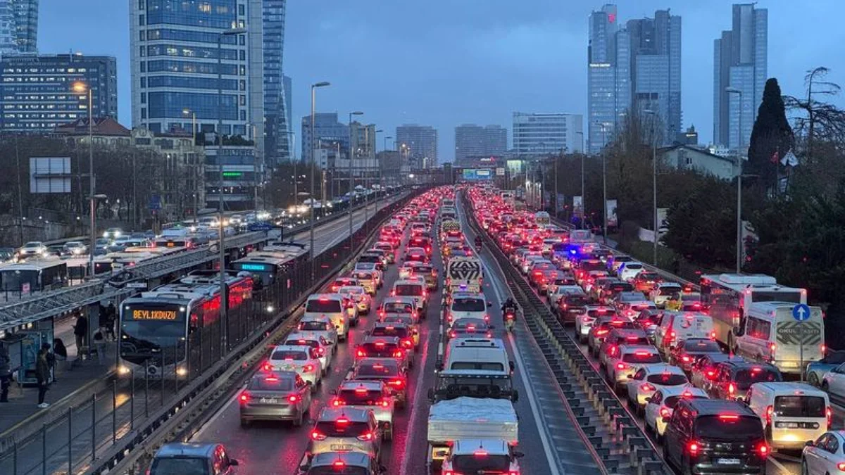 İstanbul'da yağış trafiği etkiledi: Anadolu Yakası'nda yoğunluk yüzde 78'e ulaştı