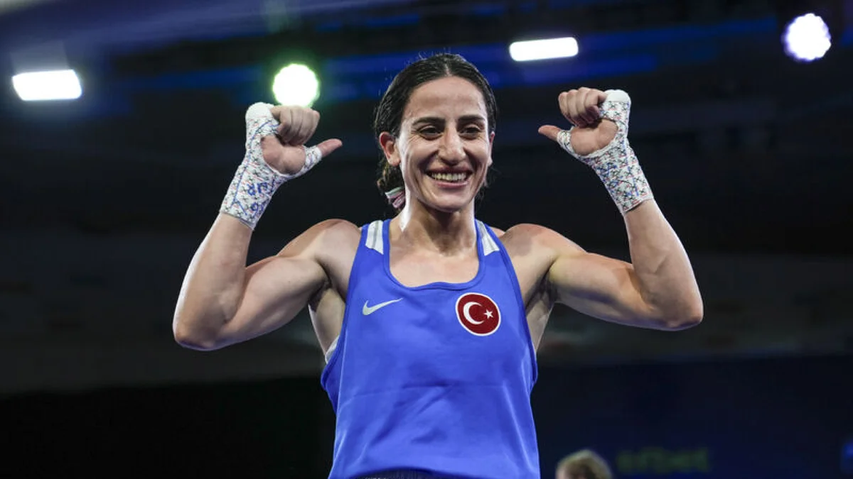 Milli boksör Gizem Özer, Avrupa Şampiyonası'nda madalyayı garantiledi