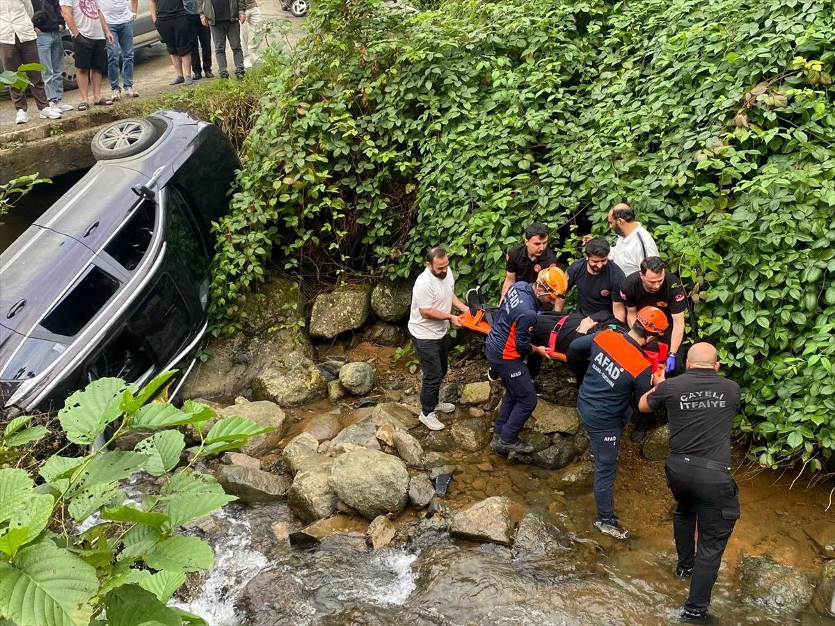 Rize Çayeli'de otomobil dere yatağına devrildi, 6 kişi yaralandı