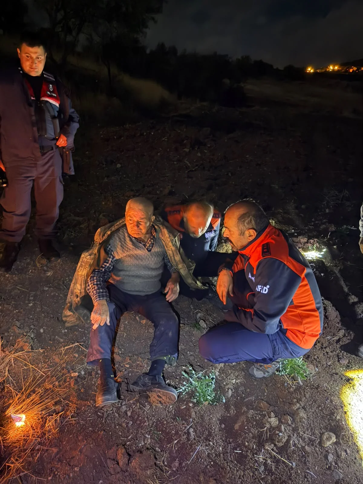 AFAD ve jandarma, Burdur'da kaybolan 89 yaşındaki İbrahim Çevik'i dağda uyurken buldu