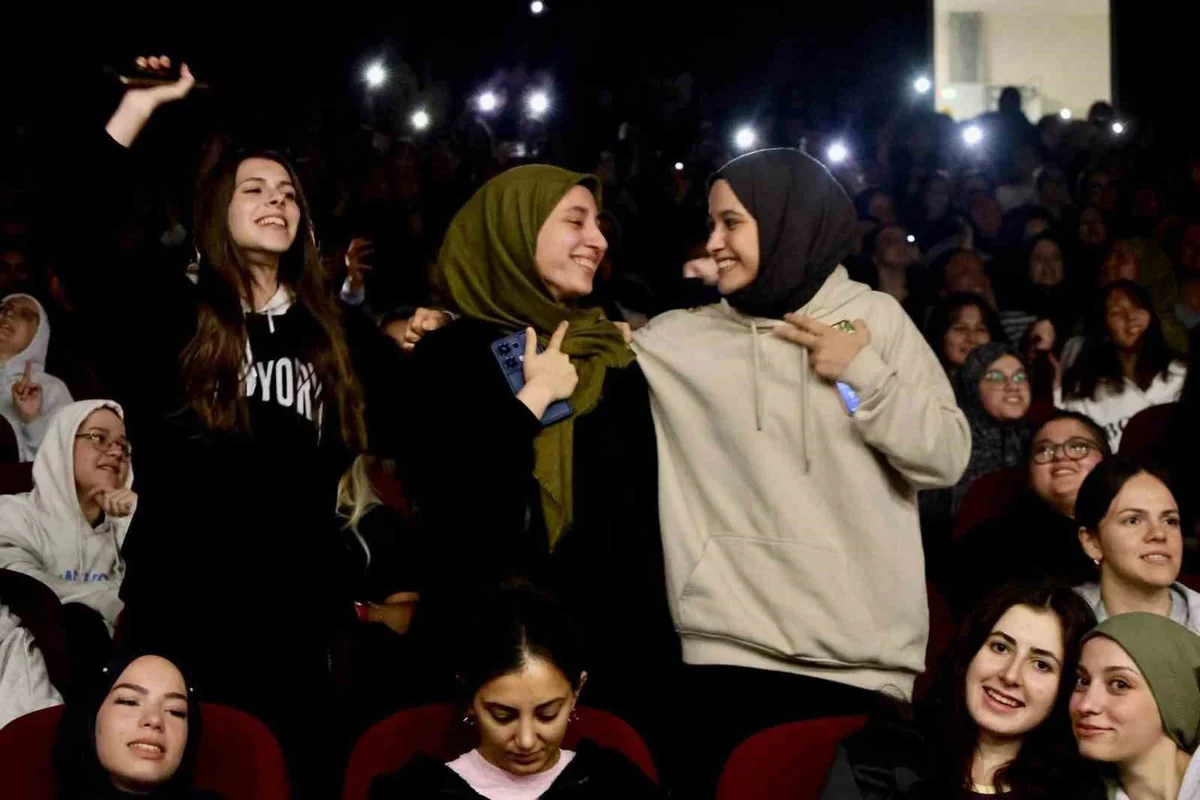 Bilecik'te kız yurdunda yeni öğrencilere müzikli 'Hoş Geldin' etkinliği düzenlendi.