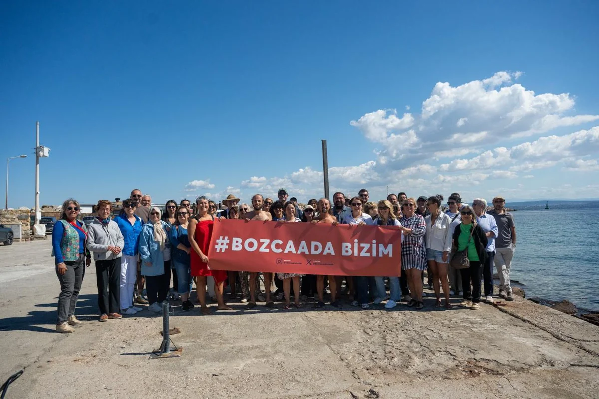 Bozcaada Bizim Hareketi gönüllüleri denize girip rıhtım projesine ÇED yanıtı istedi
