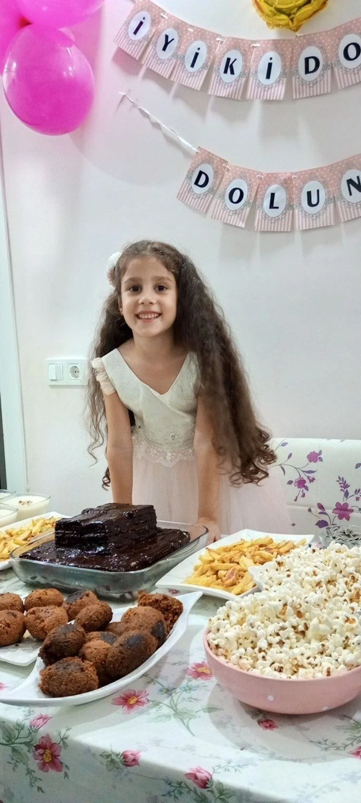 Esenyurt'ta 8 yaşındaki çocuğa çarpan servis minibüsünün kaza anı görüntülendi