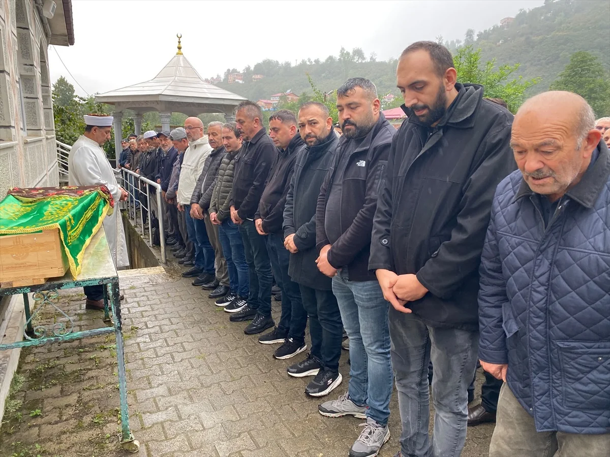 Giresun Espiye'de menfeze düşerek hayatını kaybeden 9 yaşındaki çocuk defnedildi