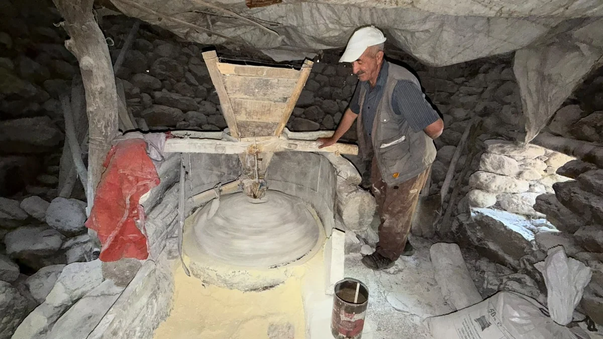 Hakkari Yüksekova'da yaklaşık 1,5 asırlık değirmeni Hüseyin Kartal 47 yıldır işletiyor.
