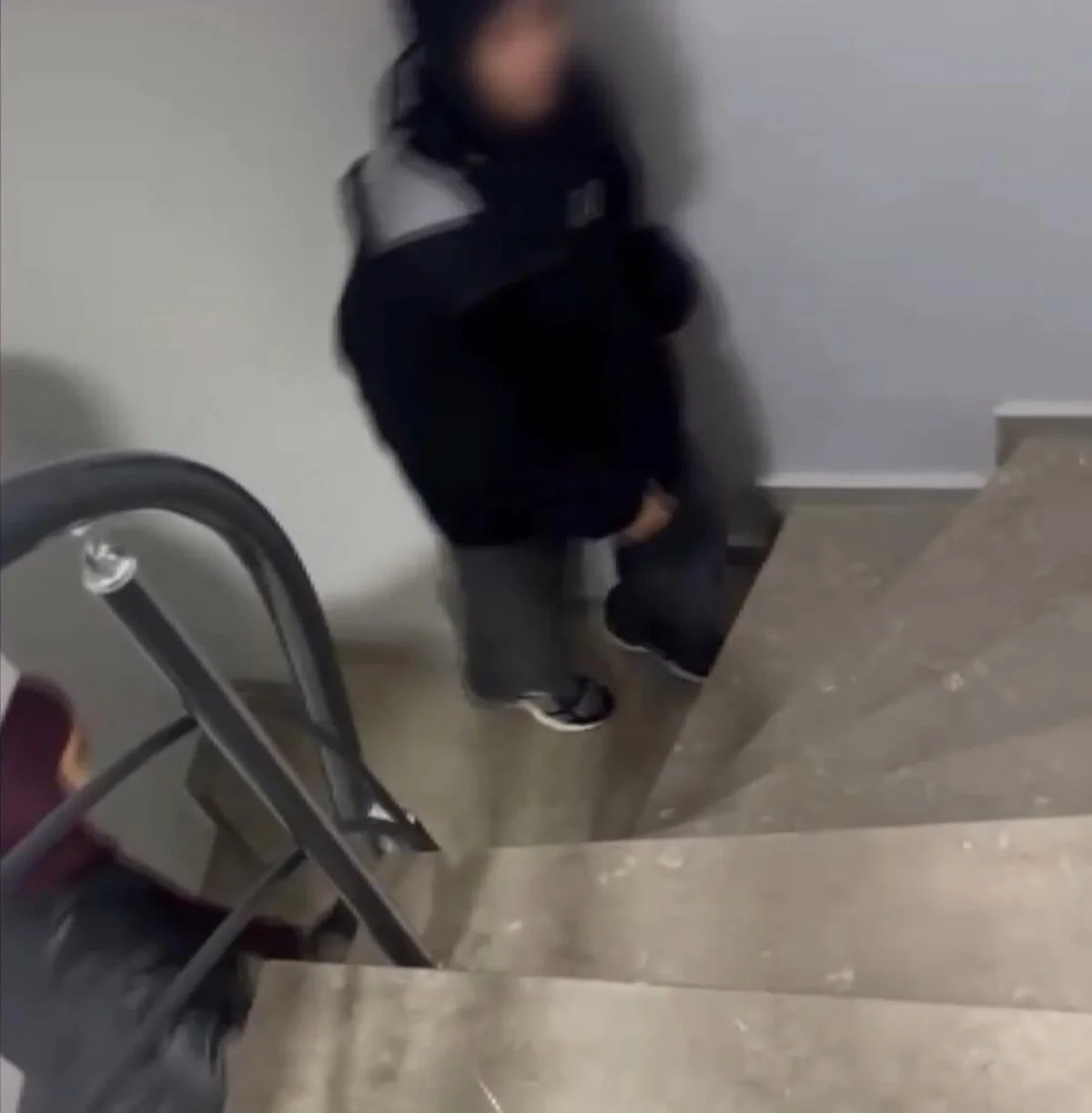 Kağıthane'de zillere basan 2 kadın, ev sahibi fark edince bodruma inip kaçtılar